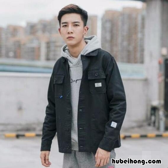 黑色夹克怎么搭配 黑色夹克配什么内搭好看
