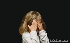 孩子怕黑怎么克服 孩子怕黑是理所当然的这时候父母要加以引导和鼓励
