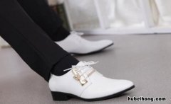 白皮鞋弄上蓝色颜色了怎么办 白皮鞋上的蓝印怎么去掉