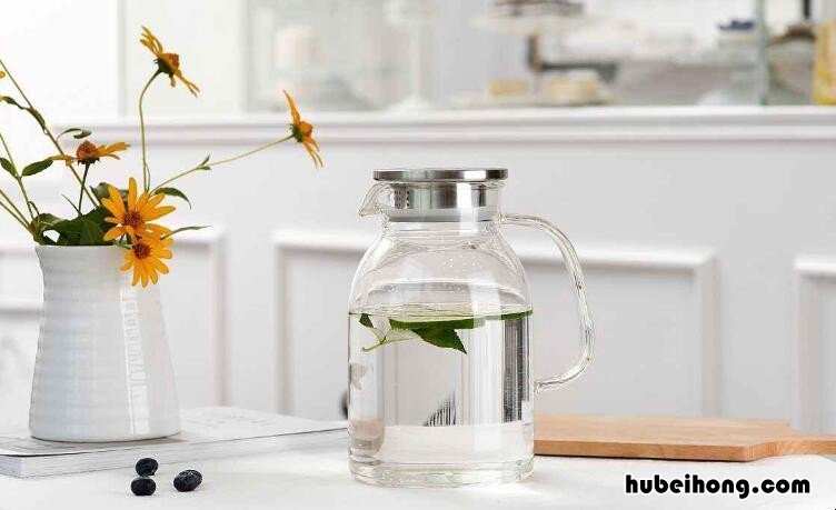 烧水壶里一层层白色水垢是什么? 水壶烧出来的水有白色