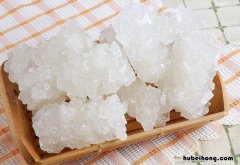 白冰糖和黄冰糖的功效有何区别 白冰糖与黄冰糖的功效与作用及禁忌