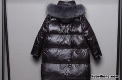 黑色羽绒服指甲划痕怎么去除 羽绒服上的指甲划痕