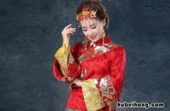 龙凤褂和秀禾服的区别是什么 龙凤褂和秀禾服适用场合希望的