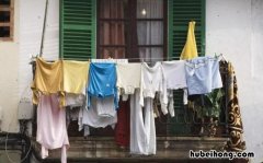 湿衣服上有卫生纸 衣服上沾着湿的卫生纸沫