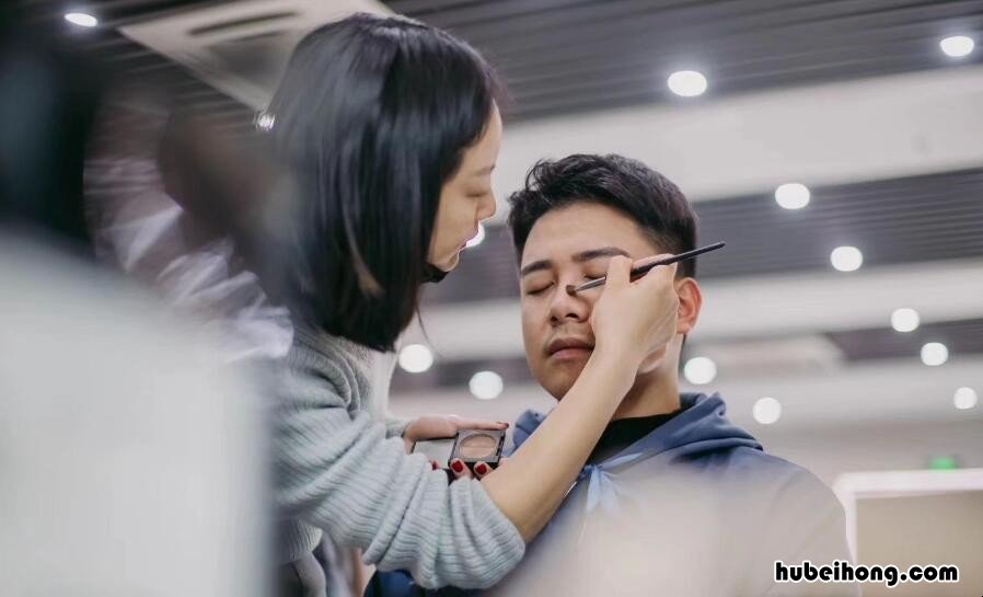 普通人怎样成为化妆师 怎样能成为化妆师