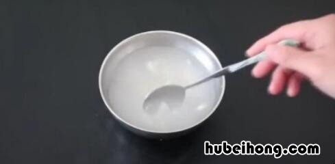 漂白液滴在白色衣服上变黄怎么办 漂白液把衣服染黄补救