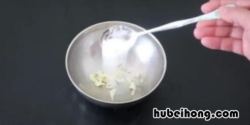漂白液滴在白色衣服上变黄怎么办 漂白液把衣服染黄补救