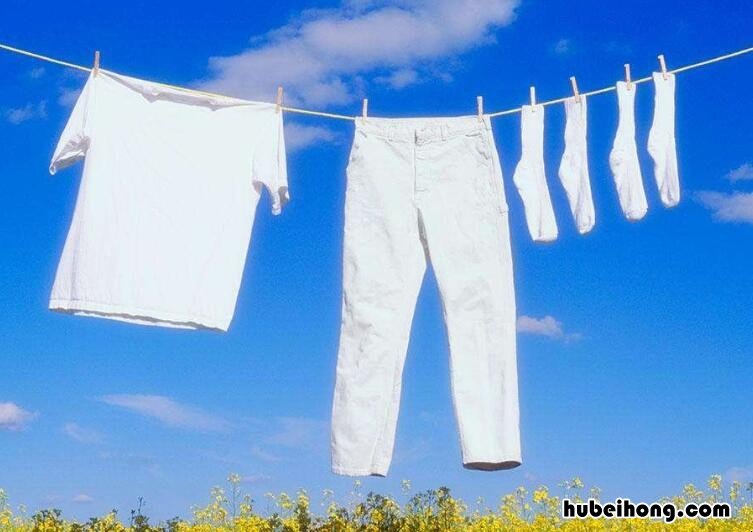 漂白后的衣服变红洗不掉怎么回事 漂白完衣服变红
