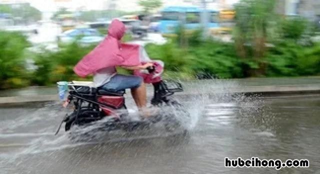 下雨电动车被淋湿会坏吗为什么呢 下雨电动车被淋湿会坏吗为什么不能骑