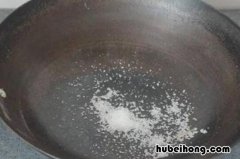 炒锅积碳了怎么处理 炒锅内壁油垢的清理