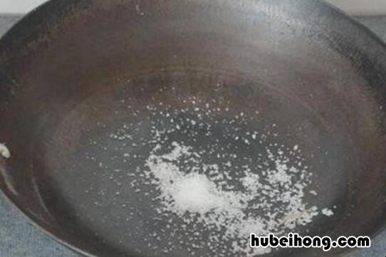 炒锅积碳了怎么处理 炒锅内壁油垢的清理