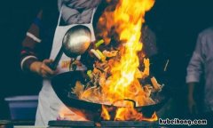 家中炒菜时油锅起火的处理办法有哪些? 炒菜时油锅突然起火此时应该怎么做