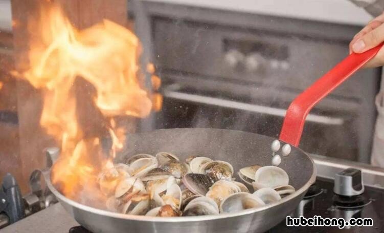 如果炒菜时油锅起火应该使用哪种抢救措施 如果炒菜时油锅起火应该使用哪种措施抢救