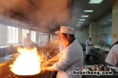炒菜时候锅里起火怎么办视频 炒菜的时候锅里起火是怎么回事