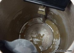 烧水壶里有很多白色垢怎么去除 烧水壶里一层层白色水垢是什么?