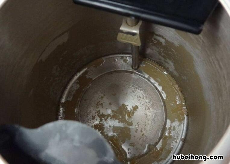 烧水壶里有很多白色垢怎么去除 烧水壶里一层层白色水垢是什么?