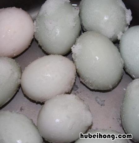 腌咸鸭蛋出油的秘诀 腌制咸鸭蛋出油的最佳方法