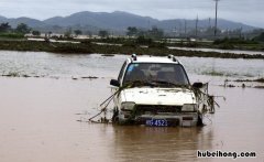 汽车被水冲走了保险赔吗 10万的车泡水了保险能赔多少