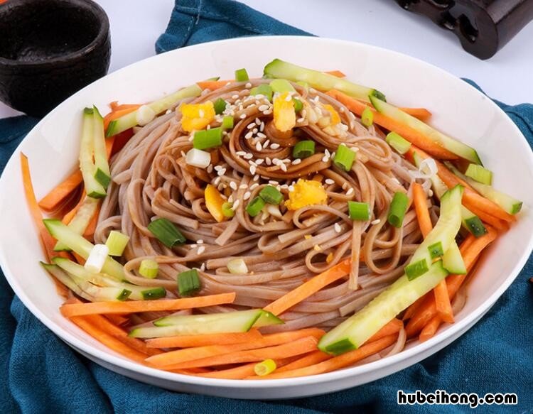 荞麦面煮熟后什么颜色是正常的 荞麦面煮熟后什么颜色最好
