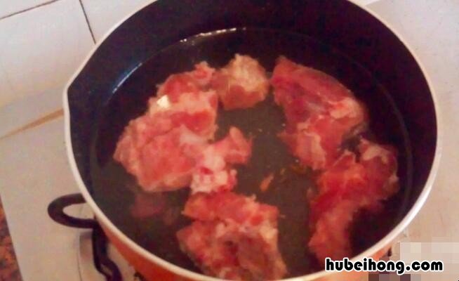 花生排骨藕汤的正确做法 花生莲藕排骨煲