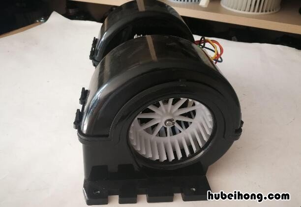 汽车鼓风机嗡嗡的响原因是什么 汽车鼓风机有滋滋的声音