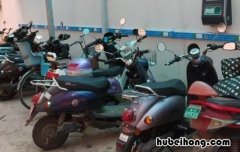 电动车充电器一直亮红灯怎么回事 电动车充电器一直亮红灯怎么回事是充电器哪坏了