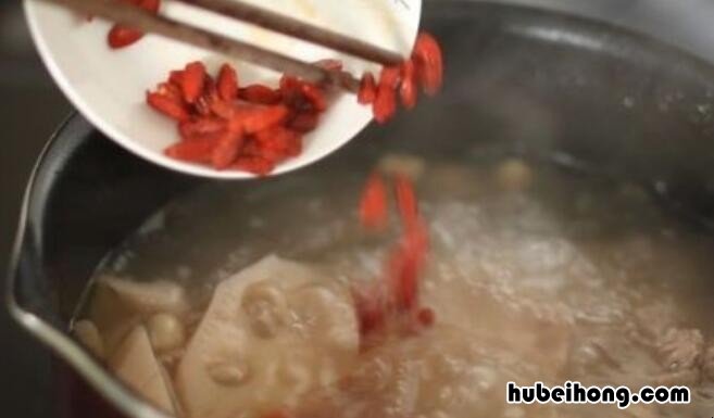 莲藕花生排骨汤的做法步骤是什么 莲藕花生排骨汤怎么做好吃