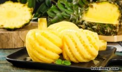 菠萝可以泡一晚上吗 吃菠萝要用盐水泡吗