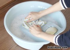 怎样快速去除衣服上的头发渣 怎么快速去除衣服上的头发渣子