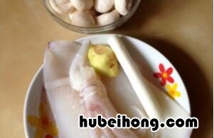 蘑菇炒鱿鱼的做法是什么 蘑菇炒鱿鱼cp