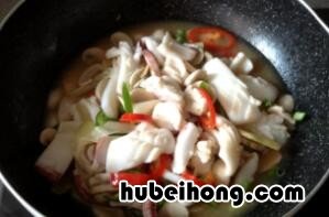 蘑菇炒鱿鱼的做法是什么 蘑菇炒鱿鱼cp