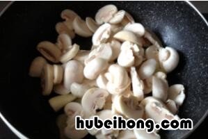 蘑菇炒鱿鱼的做法是什么 蘑菇炒鱿鱼cp