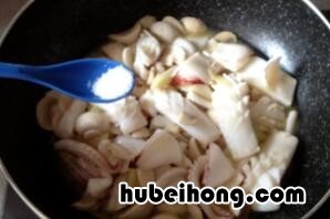 蘑菇炒鱿鱼的做法是什么 蘑菇炒鱿鱼cp