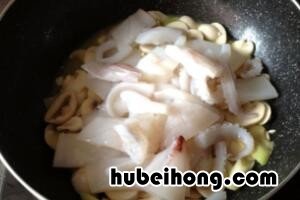 蘑菇炒鱿鱼的做法是什么 蘑菇炒鱿鱼cp