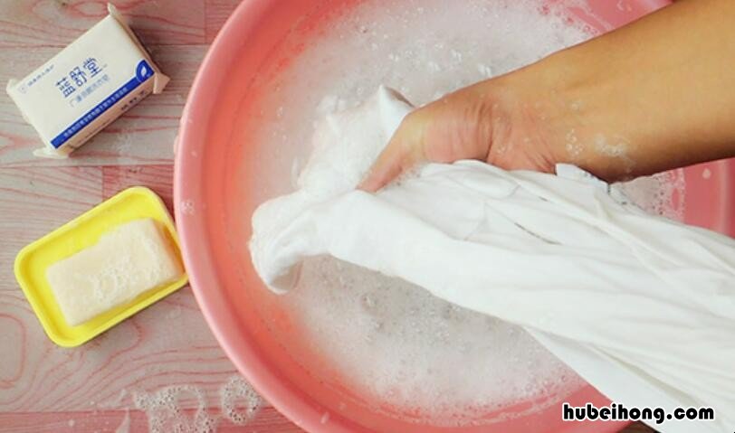白色衣服染上黑笔油怎么办? 白色衣服染上黑色油笔了怎么办
