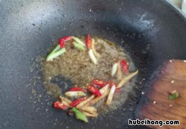 青椒炒猪肝怎么炒 青椒炒猪肝怎么炒好吃又嫩