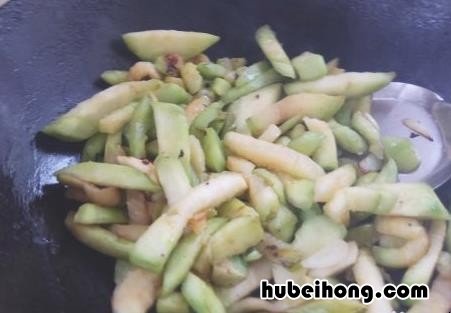 青茄子怎么做好吃 青茄子怎么做好吃 家常简单做法视频教学