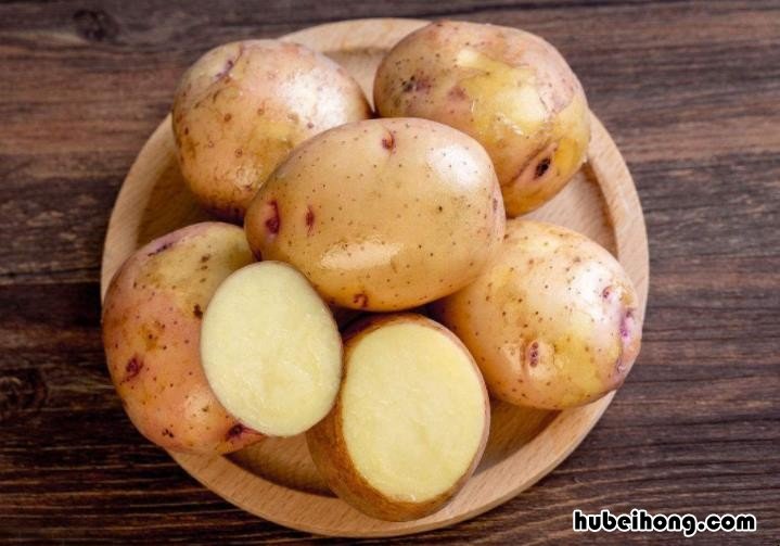 马铃薯发青能吃吗 土豆削皮后淡绿色没发芽煮熟后还可以吃不