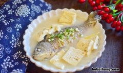 鲫鱼豆腐汤加不加牛奶 鲫鱼炖豆腐可以加牛奶吗