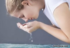 糖水洗脸后要用清水冲洗吗 糖水洗脸可以祛痘印吗