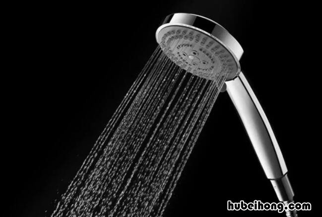 花洒出水量小是什么原因 花洒出水变小无力怎么办
