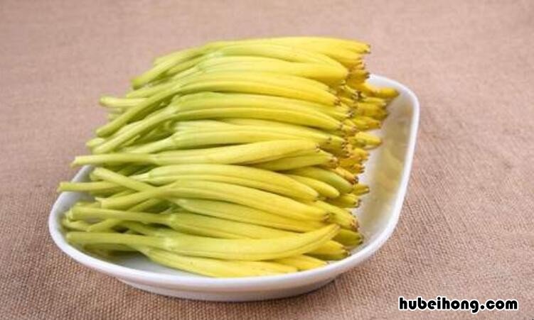 黄花菜可以太阳直晒吗 黄花菜直接晒干还是焯水后晒干好?