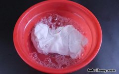 去除衣服上辣椒油的方法 衣服上弄的辣椒油用什么方法能祛掉味道