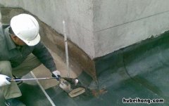防水层上能直接贴地砖吗 防水层上面直接铺地砖