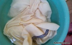 衣服用盐水泡多长时间 衣服用盐水泡多久不掉色