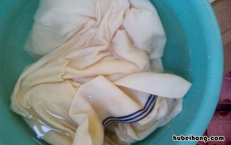 衣服用盐水泡多长时间 衣服用盐水泡多久不掉色