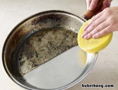 锅里面的黑垢去除妙方是什么药水 锅里黑垢对人体有害吗