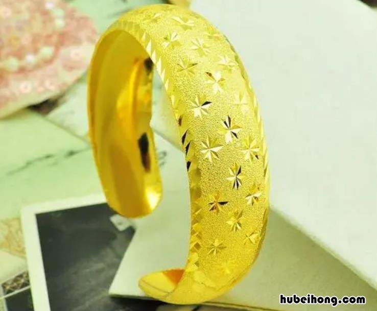 黄金首饰脏了怎么清洗更亮呢 黄金首饰脏了怎么清洗才好