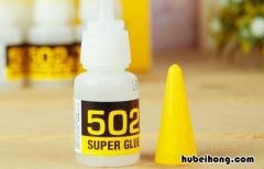 502弄裤子上变硬怎么办 502胶水弄衣服上变硬了怎么去除青草膏