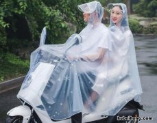 雨衣上的霉点怎么去除掉 雨衣起黑斑点怎么去除